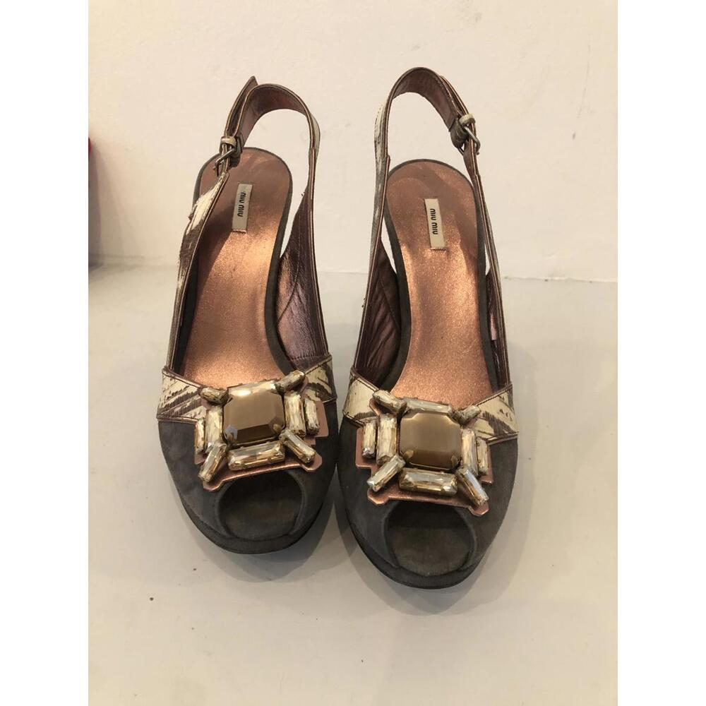 Elegant Slingback Heels with Unique Design